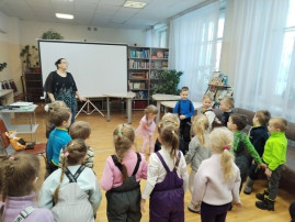 Воспитанники группы "Ягодка" посетили библиотеку №18 им. А.М.Горького Воспитанники группы "Ягодка" посетили библиотеку №18 им. А.М.Горького.